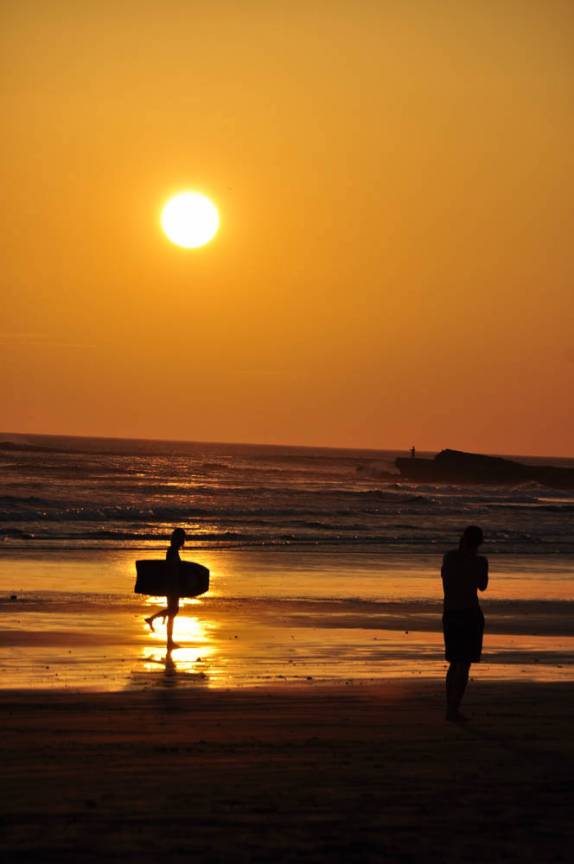 A Carol aproveita a praia e o fim de tarde para posar para o Alexis, na Playa Hermosa, em San Juan del Sur, na Nicarágua